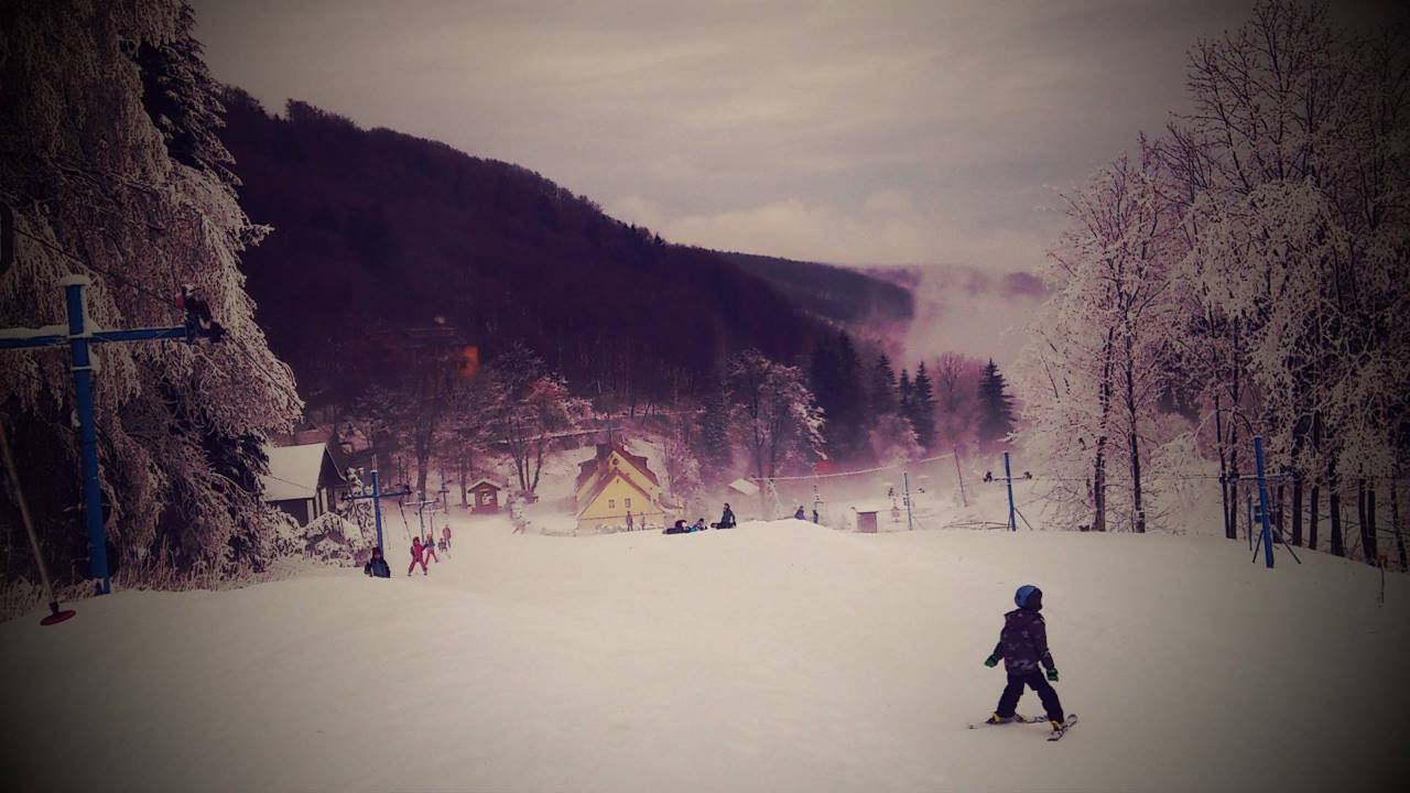 Skilifte Erzgebirge Telnice, Piste Meva in Zadni Telnice ist geöffnet, Schnee und Skifahrer im Vordergrund